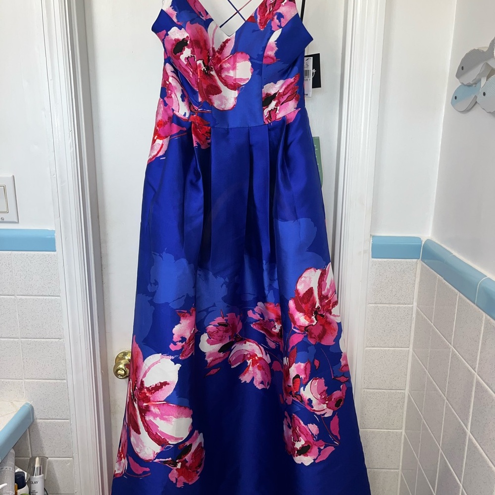 Prom dress - Picture 2 of 5